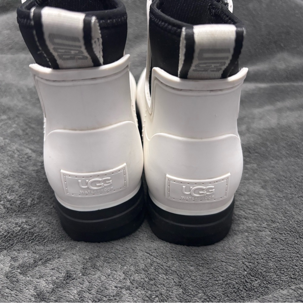 UGG White and Black Droplet Boots - Picture 5 of 7